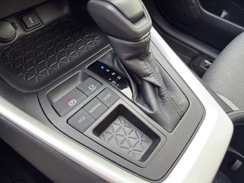 Certified 2022 Toyota RAV4 XLE w/ Convenience Package FWD image 18