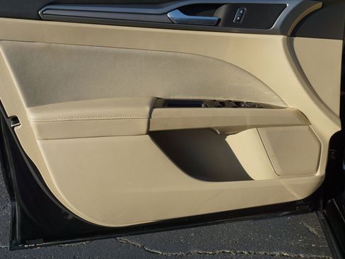 Used 2016 Ford Fusion SE image 9