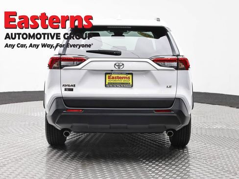 Used 2021 Toyota RAV4 LE FWD image 6