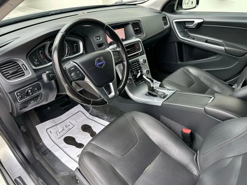 Used 2017 Volvo V60 T5 Cross Country w/ Convenience Package image 10