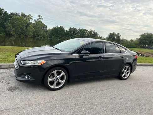 Used 2015 Ford Fusion SE w/ Equipment Group 201A FWD image 2
