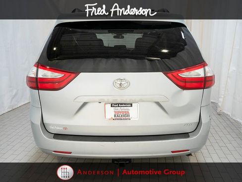 Used 2019 Toyota Sienna XLE FWD image 4