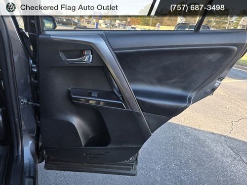 Used 2018 Toyota RAV4 SE image 48