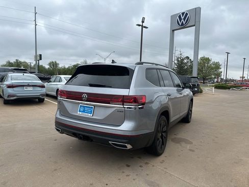 Used 2024 Volkswagen Atlas SE w/ Black Wheel Package image 5