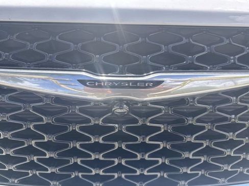 Used 2024 Chrysler Pacifica Touring FWD image 10