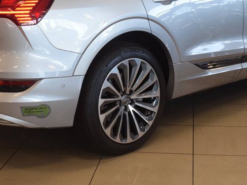 Used 2019 Audi e-tron Prestige w/ Prestige Package AWD/4WD image 36
