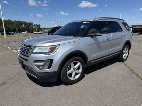 Used 2016 Ford Explorer XLT w/ Equipment Group 202A AWD/4WD image 17