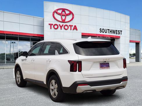 Used 2025 Kia Sorento LX FWD image 4