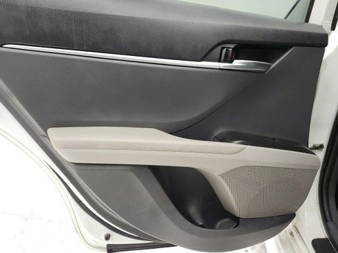 Used 2021 Toyota Camry SE image 9