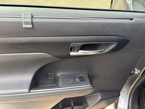 Used 2024 Toyota Highlander Limited image 17