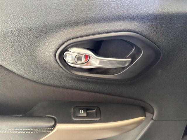 Used 2018 Jeep Cherokee Latitude w/ Altitude Package FWD image 9