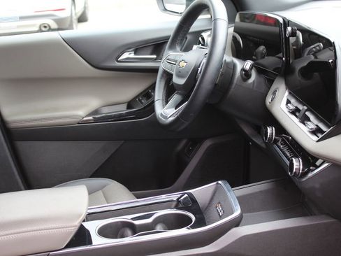 Used 2025 Chevrolet Equinox LT w/ Convenience Package II image 17