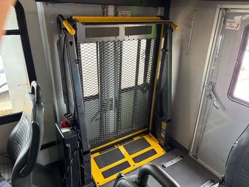 Used 2006 Ford E-350 and Econoline 350 Super Duty RWD image 19