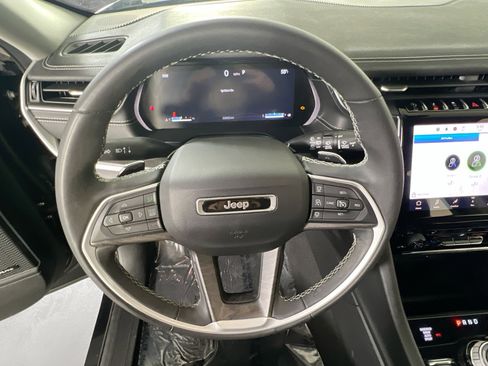 Used 2023 Jeep Grand Cherokee Limited w/ Black Appearance Package image 11