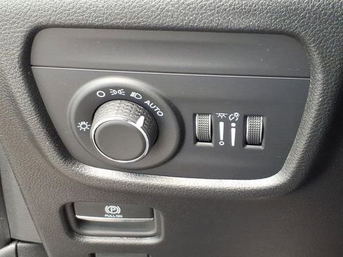 Used 2025 Jeep Grand Cherokee Altitude AWD/4WD image 11