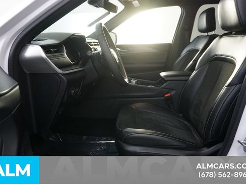 Used 2025 Jeep Grand Cherokee Altitude AWD/4WD image 14