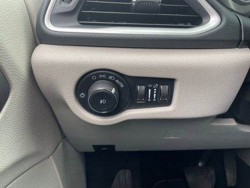 Used 2023 Chrysler Pacifica Touring-L FWD image 31