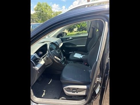 Used 2023 Volkswagen Taos SE w/ Panoramic Sunroof Package FWD image 5