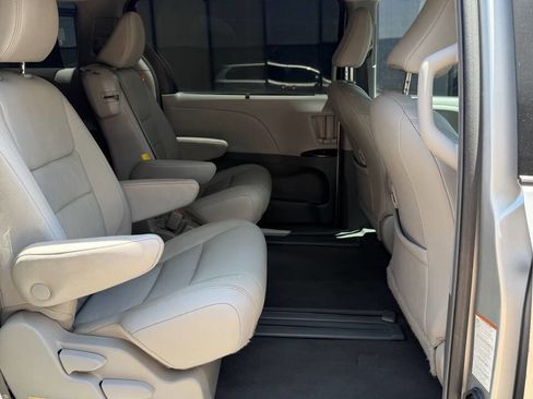 Used 2019 Toyota Sienna XLE FWD image 20