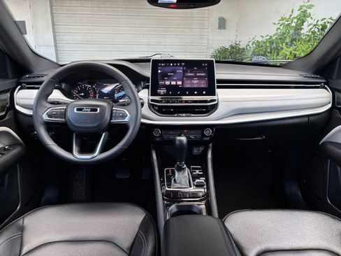 Used 2025 Jeep Compass Limited image 34