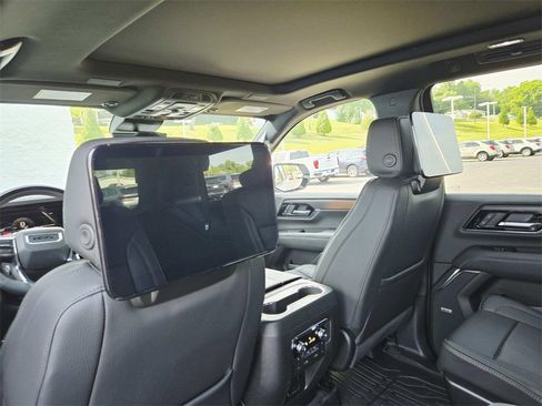 New 2025 GMC Yukon Denali w/ Denali Reserve Package image 16