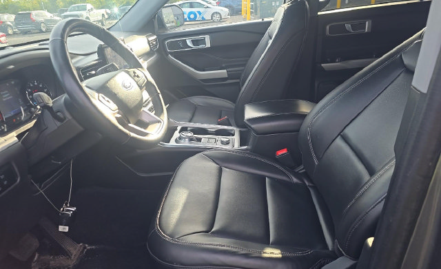 Used 2024 Ford Explorer XLT w/ Equipment Group 202A AWD/4WD image 4