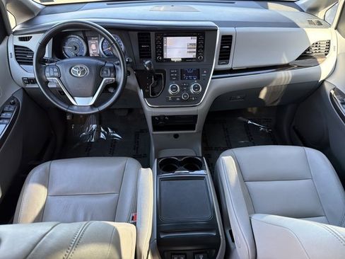 Used 2018 Toyota Sienna XLE image 25
