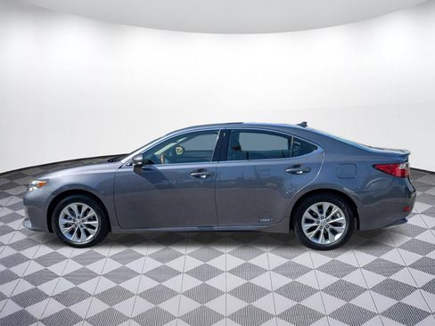 Used 2013 Lexus ES 300h w/ Luxury Pkg FWD image 2