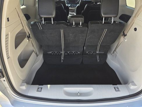Used 2023 Chrysler Pacifica Touring-L image 9