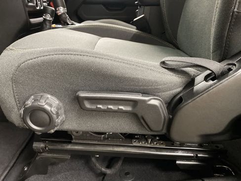 Used 2025 Jeep Wrangler Sahara image 14