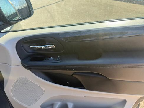 Used 2015 Dodge Grand Caravan SXT w/ UConnect Hands-Free Group image 19