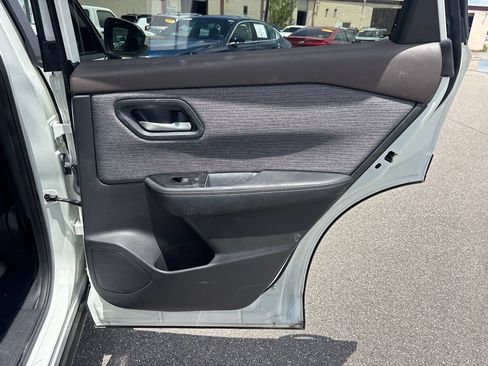 Used 2023 Nissan Rogue SV FWD image 15
