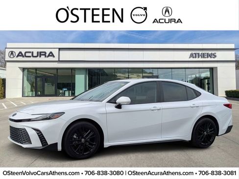 Used 2025 Toyota Camry SE FWD image 1