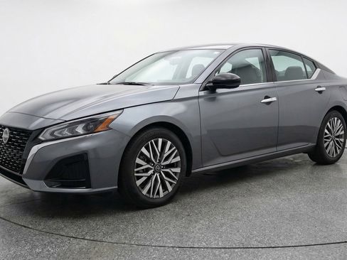 Used 2025 Nissan Altima 2.5 SV FWD image 3