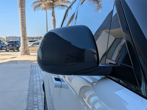 Used 2024 Land Rover Range Rover SE image 12