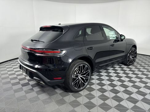 Certified 2025 Porsche Macan image 7