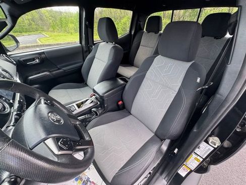 Used 2020 Toyota Tacoma TRD Off-Road w/ Technology Package image 10