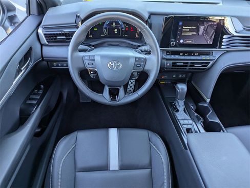 Used 2025 Toyota Camry SE image 25