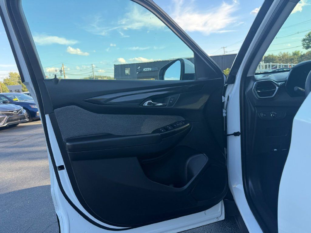 Used 2025 Chevrolet TrailBlazer LT AWD/4WD image 15