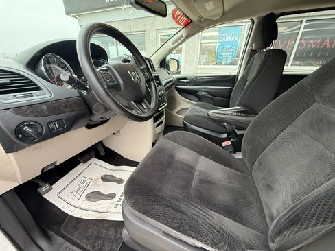 Used 2019 Dodge Grand Caravan SE w/ UConnect Hands-Free Group image 9