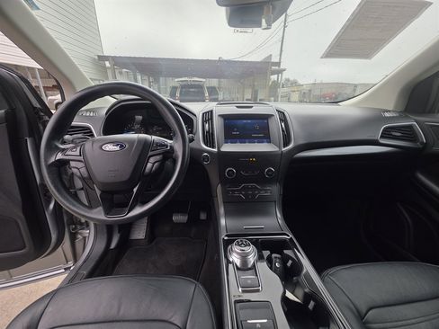 Used 2020 Ford Edge SE image 6