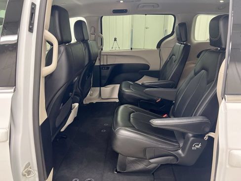 Used 2023 Chrysler Pacifica Touring-L FWD image 22
