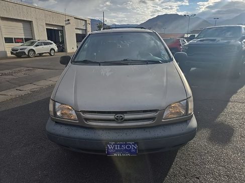 Used 2000 Toyota Sienna LE FWD image 2