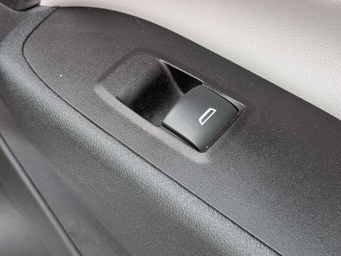 Used 2018 Chevrolet Equinox LS FWD image 35