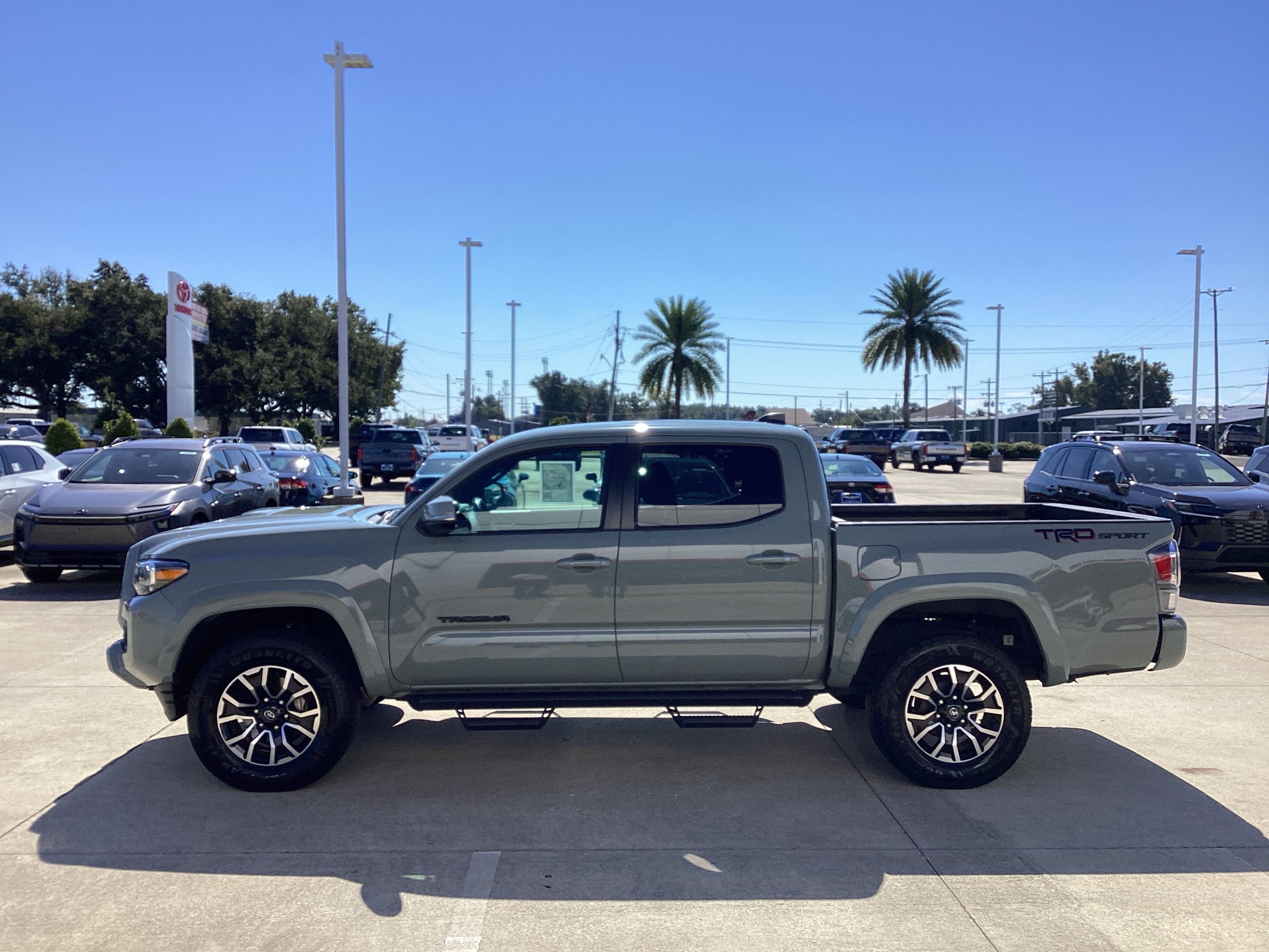 Used 2023 Toyota Tacoma TRD Sport w/ Technology Package RWD image 4