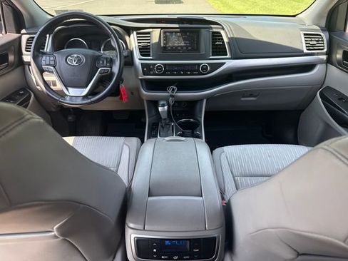 Used 2018 Toyota Highlander Plus AWD/4WD image 18