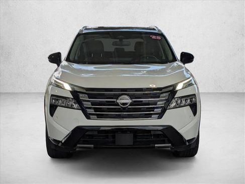 Used 2025 Nissan Rogue Platinum FWD image 2