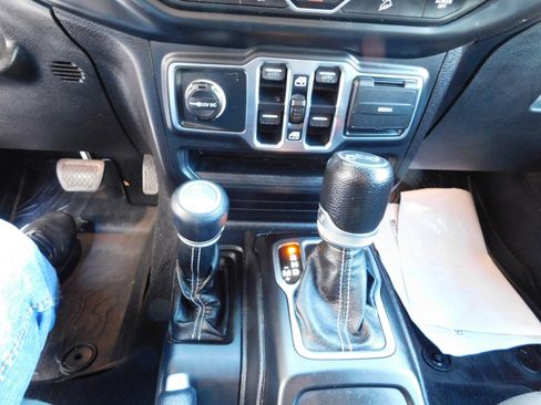 Used 2018 Jeep Wrangler Unlimited Sahara w/ Uconnect 4C Nav & Sound Group image 13