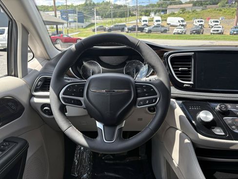 Used 2023 Chrysler Pacifica Limited AWD/4WD image 33