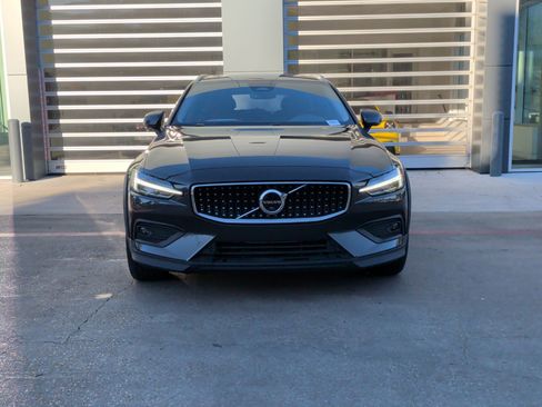 Used 2025 Volvo V60 B5 Cross Country Plus image 3